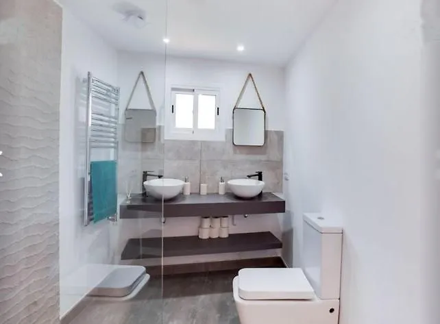 Detached Villa For 6 People In Lloret De Mar With Comunal Outdoor Swimming Pool Puigventos إسبانيا